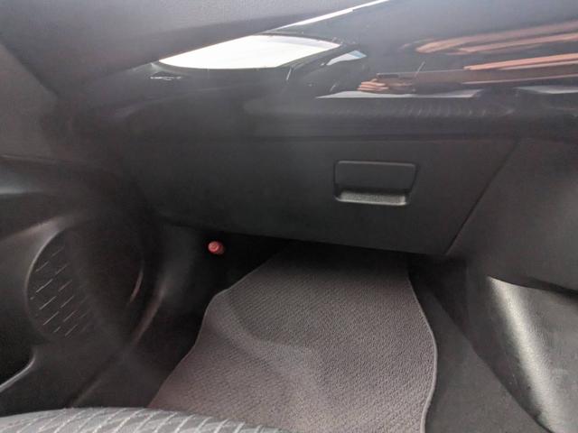 プリウス Ｅ　ＳＤナビ　衝突軽減ブレーキ　前後ドラレコ　バックカメラ　クルーズコントロール　ＥＴＣ　コーナーセンサー　ＬＥＤヘッドライト　オートハイビーム　レーン逸脱警報　純正１５ＡＷ　電格ミラー　ドアバイザー　ＤＶＤ再生　オートライト　集中ドアロック　スマートキー（74枚目）