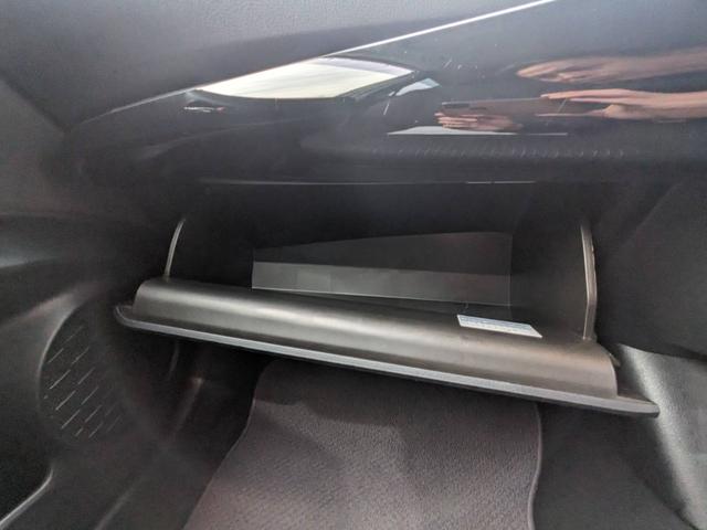 プリウス Ｅ　ＳＤナビ　衝突軽減ブレーキ　前後ドラレコ　バックカメラ　クルーズコントロール　ＥＴＣ　コーナーセンサー　ＬＥＤヘッドライト　オートハイビーム　レーン逸脱警報　純正１５ＡＷ　電格ミラー　ドアバイザー　ＤＶＤ再生　オートライト　集中ドアロック　スマートキー（75枚目）