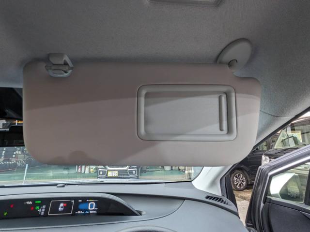 プリウス Ｅ　ＳＤナビ　衝突軽減ブレーキ　前後ドラレコ　バックカメラ　クルーズコントロール　ＥＴＣ　コーナーセンサー　ＬＥＤヘッドライト　オートハイビーム　レーン逸脱警報　純正１５ＡＷ　電格ミラー　ドアバイザー　ＤＶＤ再生　オートライト　集中ドアロック　スマートキー（77枚目）