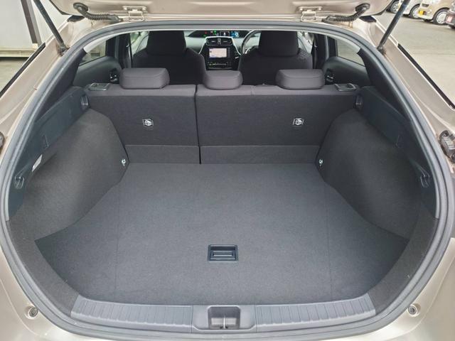 プリウス Ｓセーフティプラス　純正ナビ　衝突軽減ブレーキ　バックカメラ　パーキングアシスト　Ｂｌｕｅｔｏｏｔｈ　ＴＶ　クルコン　ＨＵＤ　コーナーセンサー　ＥＴＣ　純正１５ＡＷ　レーン逸脱警報　ＬＥＤヘッドライト　ＬＥＤフォグ　オートハイビーム　革巻ハンドル　スマートキー（9枚目）