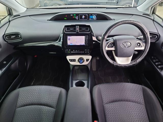プリウス Ｓセーフティプラス　純正ナビ　衝突軽減ブレーキ　バックカメラ　パーキングアシスト　Ｂｌｕｅｔｏｏｔｈ　ＴＶ　クルコン　ＨＵＤ　コーナーセンサー　ＥＴＣ　純正１５ＡＷ　レーン逸脱警報　ＬＥＤヘッドライト　ＬＥＤフォグ　オートハイビーム　革巻ハンドル　スマートキー（10枚目）