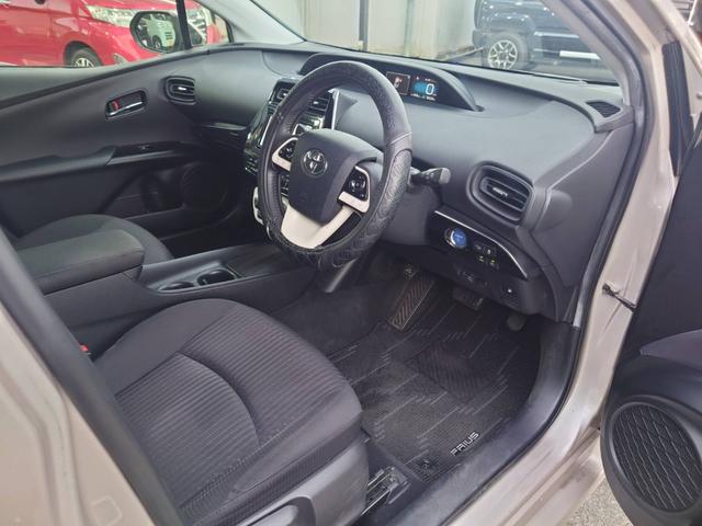 プリウス Ｓセーフティプラス　純正ナビ　衝突軽減ブレーキ　バックカメラ　パーキングアシスト　Ｂｌｕｅｔｏｏｔｈ　ＴＶ　クルコン　ＨＵＤ　コーナーセンサー　ＥＴＣ　純正１５ＡＷ　レーン逸脱警報　ＬＥＤヘッドライト　ＬＥＤフォグ　オートハイビーム　革巻ハンドル　スマートキー（12枚目）