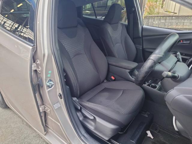 プリウス Ｓセーフティプラス　純正ナビ　衝突軽減ブレーキ　バックカメラ　パーキングアシスト　Ｂｌｕｅｔｏｏｔｈ　ＴＶ　クルコン　ＨＵＤ　コーナーセンサー　ＥＴＣ　純正１５ＡＷ　レーン逸脱警報　ＬＥＤヘッドライト　ＬＥＤフォグ　オートハイビーム　革巻ハンドル　スマートキー（13枚目）