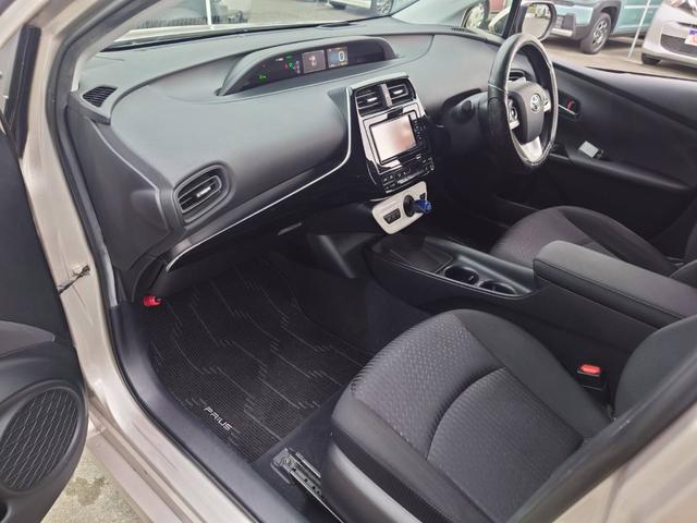 プリウス Ｓセーフティプラス　純正ナビ　衝突軽減ブレーキ　バックカメラ　パーキングアシスト　Ｂｌｕｅｔｏｏｔｈ　ＴＶ　クルコン　ＨＵＤ　コーナーセンサー　ＥＴＣ　純正１５ＡＷ　レーン逸脱警報　ＬＥＤヘッドライト　ＬＥＤフォグ　オートハイビーム　革巻ハンドル　スマートキー（14枚目）