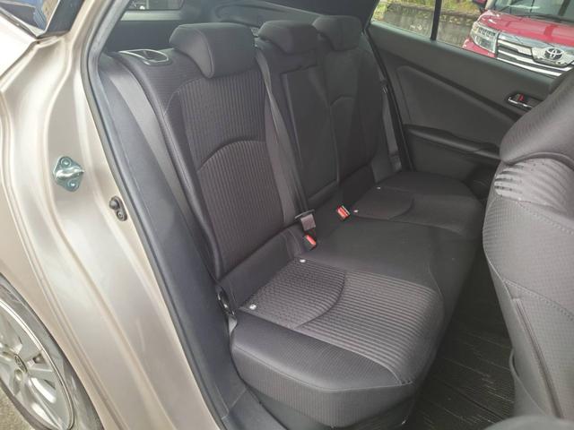 プリウス Ｓセーフティプラス　純正ナビ　衝突軽減ブレーキ　バックカメラ　パーキングアシスト　Ｂｌｕｅｔｏｏｔｈ　ＴＶ　クルコン　ＨＵＤ　コーナーセンサー　ＥＴＣ　純正１５ＡＷ　レーン逸脱警報　ＬＥＤヘッドライト　ＬＥＤフォグ　オートハイビーム　革巻ハンドル　スマートキー（16枚目）