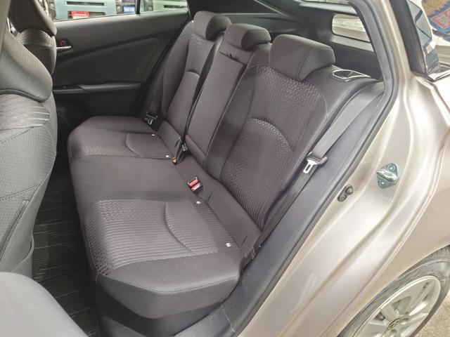 プリウス Ｓセーフティプラス　純正ナビ　衝突軽減ブレーキ　バックカメラ　パーキングアシスト　Ｂｌｕｅｔｏｏｔｈ　ＴＶ　クルコン　ＨＵＤ　コーナーセンサー　ＥＴＣ　純正１５ＡＷ　レーン逸脱警報　ＬＥＤヘッドライト　ＬＥＤフォグ　オートハイビーム　革巻ハンドル　スマートキー（17枚目）