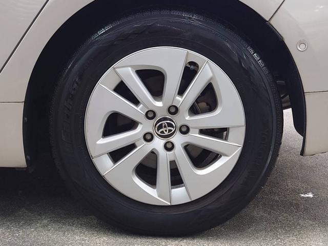 プリウス Ｓセーフティプラス　純正ナビ　衝突軽減ブレーキ　バックカメラ　パーキングアシスト　Ｂｌｕｅｔｏｏｔｈ　ＴＶ　クルコン　ＨＵＤ　コーナーセンサー　ＥＴＣ　純正１５ＡＷ　レーン逸脱警報　ＬＥＤヘッドライト　ＬＥＤフォグ　オートハイビーム　革巻ハンドル　スマートキー（30枚目）