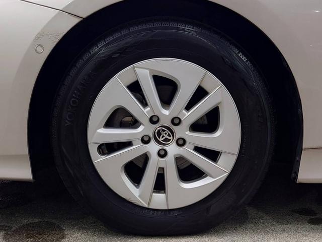 プリウス Ｓセーフティプラス　純正ナビ　衝突軽減ブレーキ　バックカメラ　パーキングアシスト　Ｂｌｕｅｔｏｏｔｈ　ＴＶ　クルコン　ＨＵＤ　コーナーセンサー　ＥＴＣ　純正１５ＡＷ　レーン逸脱警報　ＬＥＤヘッドライト　ＬＥＤフォグ　オートハイビーム　革巻ハンドル　スマートキー（31枚目）