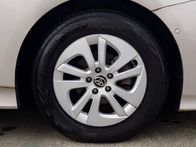 プリウス Ｓセーフティプラス　純正ナビ　衝突軽減ブレーキ　バックカメラ　パーキングアシスト　Ｂｌｕｅｔｏｏｔｈ　ＴＶ　クルコン　ＨＵＤ　コーナーセンサー　ＥＴＣ　純正１５ＡＷ　レーン逸脱警報　ＬＥＤヘッドライト　ＬＥＤフォグ　オートハイビーム　革巻ハンドル　スマートキー（32枚目）