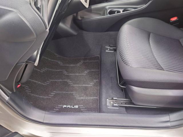 プリウス Ｓセーフティプラス　純正ナビ　衝突軽減ブレーキ　バックカメラ　パーキングアシスト　Ｂｌｕｅｔｏｏｔｈ　ＴＶ　クルコン　ＨＵＤ　コーナーセンサー　ＥＴＣ　純正１５ＡＷ　レーン逸脱警報　ＬＥＤヘッドライト　ＬＥＤフォグ　オートハイビーム　革巻ハンドル　スマートキー（53枚目）