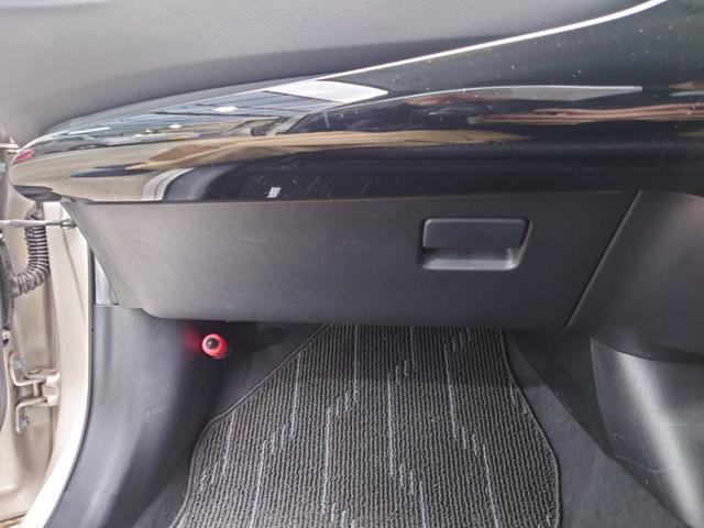 プリウス Ｓセーフティプラス　純正ナビ　衝突軽減ブレーキ　バックカメラ　パーキングアシスト　Ｂｌｕｅｔｏｏｔｈ　ＴＶ　クルコン　ＨＵＤ　コーナーセンサー　ＥＴＣ　純正１５ＡＷ　レーン逸脱警報　ＬＥＤヘッドライト　ＬＥＤフォグ　オートハイビーム　革巻ハンドル　スマートキー（56枚目）