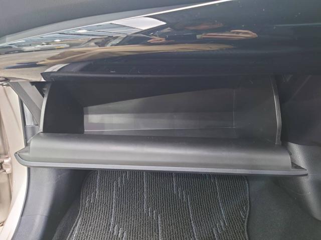 プリウス Ｓセーフティプラス　純正ナビ　衝突軽減ブレーキ　バックカメラ　パーキングアシスト　Ｂｌｕｅｔｏｏｔｈ　ＴＶ　クルコン　ＨＵＤ　コーナーセンサー　ＥＴＣ　純正１５ＡＷ　レーン逸脱警報　ＬＥＤヘッドライト　ＬＥＤフォグ　オートハイビーム　革巻ハンドル　スマートキー（57枚目）