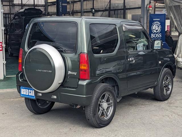 ジムニー ランドベンチャー　４ＷＤ　１０型ＡＴ　レザーシート　シートヒーター　フォグライト　ＥＴＣ　キーレス　電格ミラー　革巻ハンドル　ターボ　ドアバイザー　背面タイヤカバー　ミラーヒーター　フェンダーミラー　光軸調整ライト　純正１５ＡＷ　エアバック（6枚目）