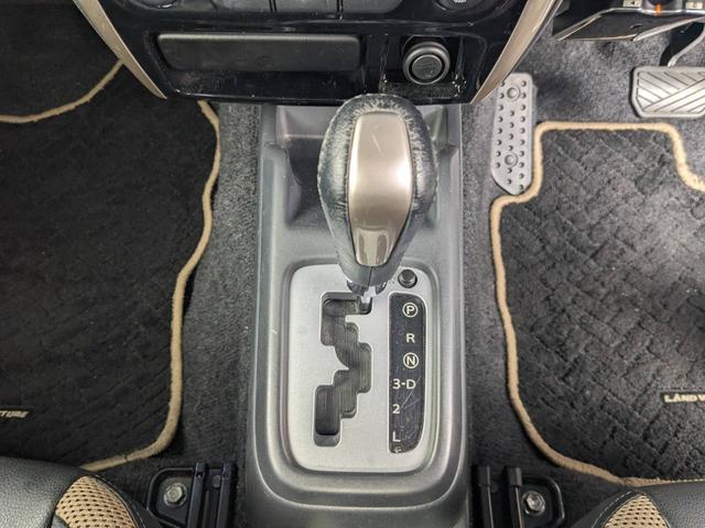 ジムニー ランドベンチャー　４ＷＤ　１０型ＡＴ　レザーシート　シートヒーター　フォグライト　ＥＴＣ　キーレス　電格ミラー　革巻ハンドル　ターボ　ドアバイザー　背面タイヤカバー　ミラーヒーター　フェンダーミラー　光軸調整ライト　純正１５ＡＷ　エアバック（11枚目）