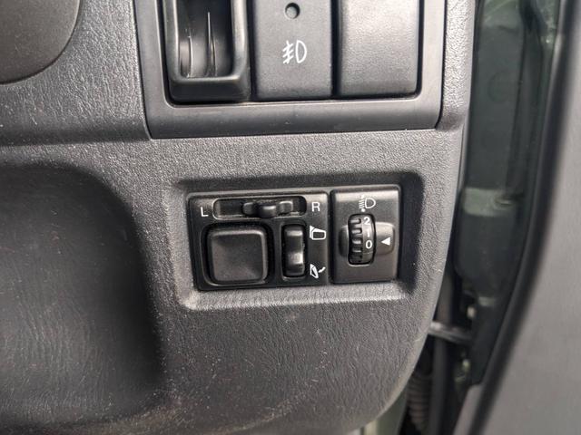 ジムニー ランドベンチャー　４ＷＤ　１０型ＡＴ　レザーシート　シートヒーター　フォグライト　ＥＴＣ　キーレス　電格ミラー　革巻ハンドル　ターボ　ドアバイザー　背面タイヤカバー　ミラーヒーター　フェンダーミラー　光軸調整ライト　純正１５ＡＷ　エアバック（20枚目）