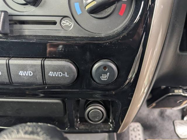 ジムニー ランドベンチャー　４ＷＤ　１０型ＡＴ　レザーシート　シートヒーター　フォグライト　ＥＴＣ　キーレス　電格ミラー　革巻ハンドル　ターボ　ドアバイザー　背面タイヤカバー　ミラーヒーター　フェンダーミラー　光軸調整ライト　純正１５ＡＷ　エアバック（61枚目）