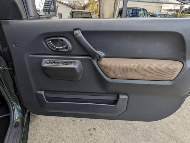 ジムニー ランドベンチャー　４ＷＤ　１０型ＡＴ　レザーシート　シートヒーター　フォグライト　ＥＴＣ　キーレス　電格ミラー　革巻ハンドル　ターボ　ドアバイザー　背面タイヤカバー　ミラーヒーター　フェンダーミラー　光軸調整ライト　純正１５ＡＷ　エアバック（67枚目）