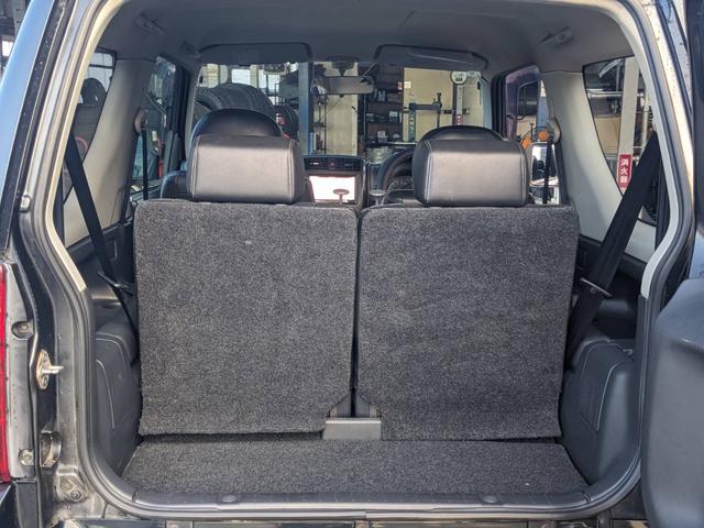 ジムニー クロスアドベンチャーＸＣ　４ＷＤ　８型５ＭＴ　ＳＤナビ　ＨＫＳ社外マフラー　ハーフレザーシート　シートヒーター　革巻ハンドル　背面タイヤカバー　純正１６ＡＷ　フォグライト　キーレス　ターボ　パワーウィンドウ　ミラーヒーター　電格ミラー　光軸調整ライト（9枚目）