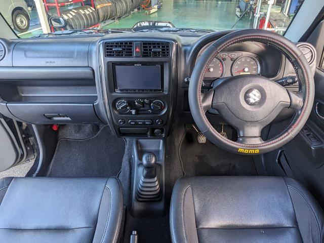 ジムニー クロスアドベンチャーＸＣ　４ＷＤ　８型５ＭＴ　ＳＤナビ　ＨＫＳ社外マフラー　ハーフレザーシート　シートヒーター　革巻ハンドル　背面タイヤカバー　純正１６ＡＷ　フォグライト　キーレス　ターボ　パワーウィンドウ　ミラーヒーター　電格ミラー　光軸調整ライト（10枚目）