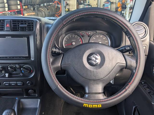 ジムニー クロスアドベンチャーＸＣ　４ＷＤ　８型５ＭＴ　ＳＤナビ　ＨＫＳ社外マフラー　ハーフレザーシート　シートヒーター　革巻ハンドル　背面タイヤカバー　純正１６ＡＷ　フォグライト　キーレス　ターボ　パワーウィンドウ　ミラーヒーター　電格ミラー　光軸調整ライト（12枚目）