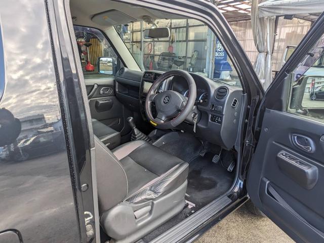 ジムニー クロスアドベンチャーＸＣ　４ＷＤ　８型５ＭＴ　ＳＤナビ　ＨＫＳ社外マフラー　ハーフレザーシート　シートヒーター　革巻ハンドル　背面タイヤカバー　純正１６ＡＷ　フォグライト　キーレス　ターボ　パワーウィンドウ　ミラーヒーター　電格ミラー　光軸調整ライト（13枚目）