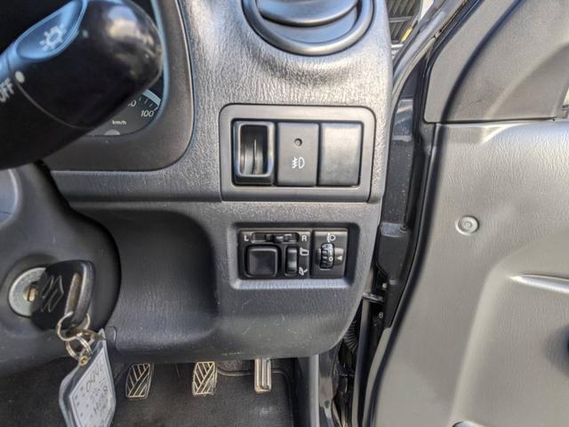 ジムニー クロスアドベンチャーＸＣ　４ＷＤ　８型５ＭＴ　ＳＤナビ　ＨＫＳ社外マフラー　ハーフレザーシート　シートヒーター　革巻ハンドル　背面タイヤカバー　純正１６ＡＷ　フォグライト　キーレス　ターボ　パワーウィンドウ　ミラーヒーター　電格ミラー　光軸調整ライト（20枚目）