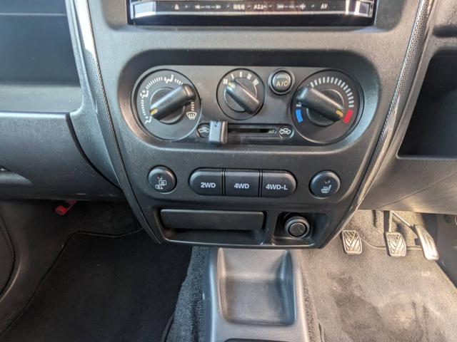 ジムニー クロスアドベンチャーＸＣ　４ＷＤ　８型５ＭＴ　ＳＤナビ　ＨＫＳ社外マフラー　ハーフレザーシート　シートヒーター　革巻ハンドル　背面タイヤカバー　純正１６ＡＷ　フォグライト　キーレス　ターボ　パワーウィンドウ　ミラーヒーター　電格ミラー　光軸調整ライト（57枚目）