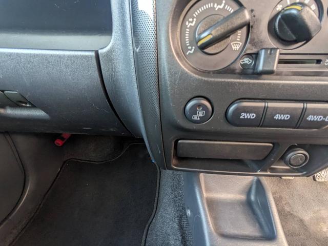 ジムニー クロスアドベンチャーＸＣ　４ＷＤ　８型５ＭＴ　ＳＤナビ　ＨＫＳ社外マフラー　ハーフレザーシート　シートヒーター　革巻ハンドル　背面タイヤカバー　純正１６ＡＷ　フォグライト　キーレス　ターボ　パワーウィンドウ　ミラーヒーター　電格ミラー　光軸調整ライト（58枚目）