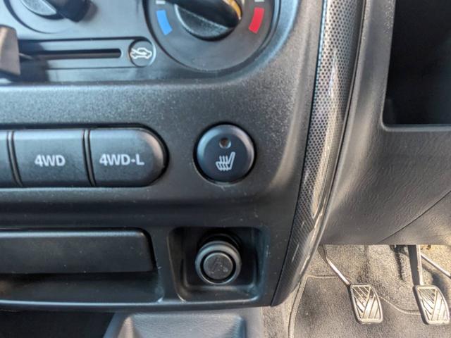 ジムニー クロスアドベンチャーＸＣ　４ＷＤ　８型５ＭＴ　ＳＤナビ　ＨＫＳ社外マフラー　ハーフレザーシート　シートヒーター　革巻ハンドル　背面タイヤカバー　純正１６ＡＷ　フォグライト　キーレス　ターボ　パワーウィンドウ　ミラーヒーター　電格ミラー　光軸調整ライト（60枚目）