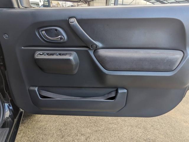 ジムニー クロスアドベンチャーＸＣ　４ＷＤ　８型５ＭＴ　ＳＤナビ　ＨＫＳ社外マフラー　ハーフレザーシート　シートヒーター　革巻ハンドル　背面タイヤカバー　純正１６ＡＷ　フォグライト　キーレス　ターボ　パワーウィンドウ　ミラーヒーター　電格ミラー　光軸調整ライト（66枚目）