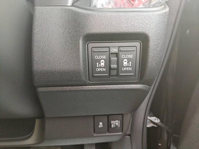 Ｎ－ＢＯＸカスタム ターボ　純正８インチＳＤナビ　衝突軽減装置　両側パワードア　Ｂｌｕｅｔｏｏｔｈ　純正前後ドラレコ　バックカメラ　ＥＴＣ　フルセグ　ハーフレザーシート　シートヒーター　コーナーセンサー　クルーズコントロール　ステリモ　純正１５ＡＷ　パドルシフト　レーン逸脱警報（3枚目）