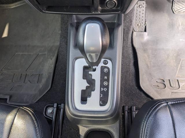ジムニー XC 4WD 10型AT ディスプレイオーディオ Bluetooth ETC フォグライト ターボ 革調シートカバー ルーフキャリア サイドガード マッドガード 背面タイヤカバー ミラーヒーター 純正16AW ルーフレール P/W 電格ミラー(11枚目)