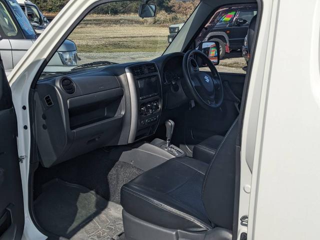 ジムニー XC 4WD 10型AT ディスプレイオーディオ Bluetooth ETC フォグライト ターボ 革調シートカバー ルーフキャリア サイドガード マッドガード 背面タイヤカバー ミラーヒーター 純正16AW ルーフレール P/W 電格ミラー(15枚目)