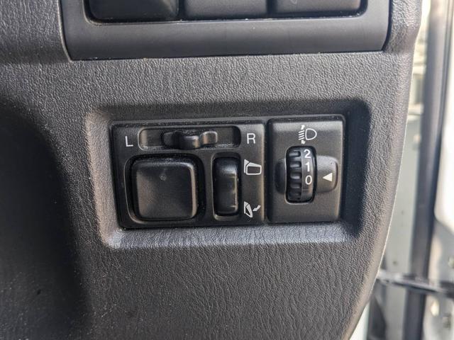 ジムニー XC 4WD 10型AT ディスプレイオーディオ Bluetooth ETC フォグライト ターボ 革調シートカバー ルーフキャリア サイドガード マッドガード 背面タイヤカバー ミラーヒーター 純正16AW ルーフレール P/W 電格ミラー(20枚目)