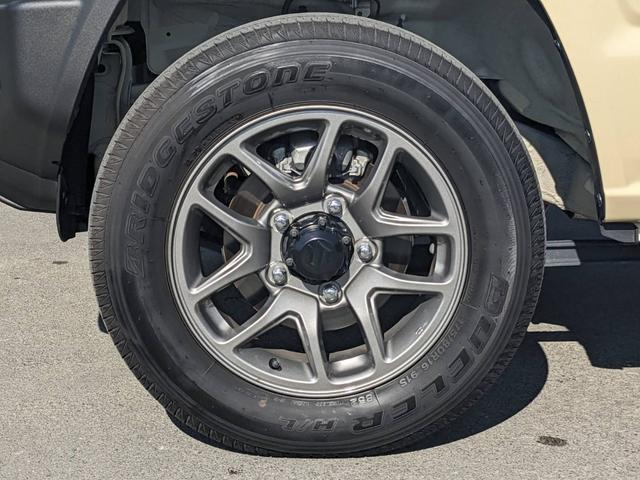 ジムニー ＸＣ　４ＷＤ　ワンオーナー　衝突軽減ブレーキ　コーナーセンサー　レーン逸脱警報　シートヒーター　オートハイビーム　革巻ハンドル　クルーズコントロール　純正１６ＡＷ　ＬＥＤへッドライト　アイドリングストップ　背面タイヤ　ミラーヒーター　電格ミラー（34枚目）