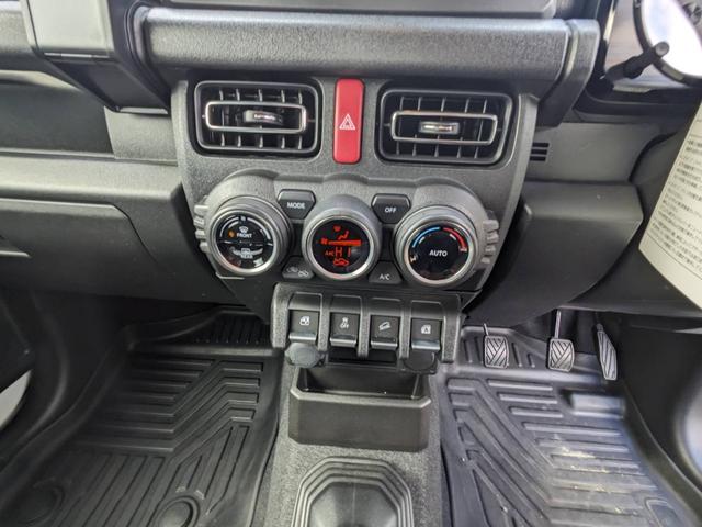 ジムニー ＸＣ　４ＷＤ　５ＭＴ　リフトアップ　衝突軽減ブレーキ　シートヒーター　レーン逸脱警報　クルーズコントロール　ＥＴＣ　ＬＥＤヘッドライト　ヘッドライトウォッシャー　背面タイヤ　アイドリングストップ　新車保証書　革巻ハンドル　社外１６ＡＷ　ターボ（3枚目）