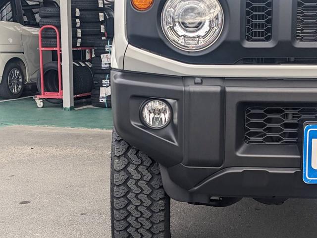ジムニー ＸＣ　４ＷＤ　５ＭＴ　リフトアップ　衝突軽減ブレーキ　シートヒーター　レーン逸脱警報　クルーズコントロール　ＥＴＣ　ＬＥＤヘッドライト　ヘッドライトウォッシャー　背面タイヤ　アイドリングストップ　新車保証書　革巻ハンドル　社外１６ＡＷ　ターボ（14枚目）