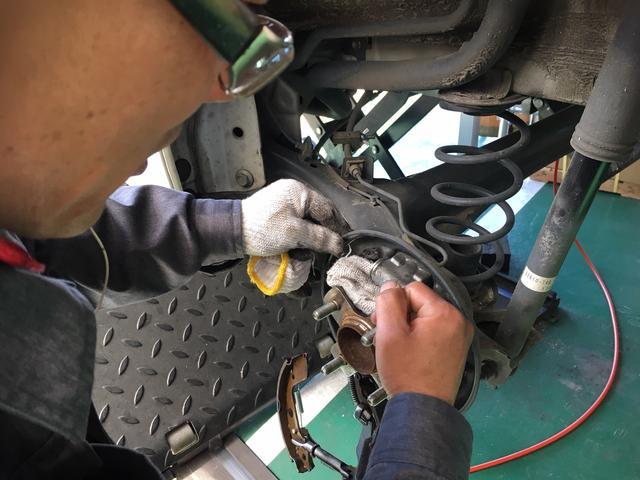 ジムニー ＸＣ　４ＷＤ　５ＭＴ　リフトアップ　衝突軽減ブレーキ　シートヒーター　レーン逸脱警報　クルーズコントロール　ＥＴＣ　ＬＥＤヘッドライト　ヘッドライトウォッシャー　背面タイヤ　アイドリングストップ　新車保証書　革巻ハンドル　社外１６ＡＷ　ターボ（20枚目）