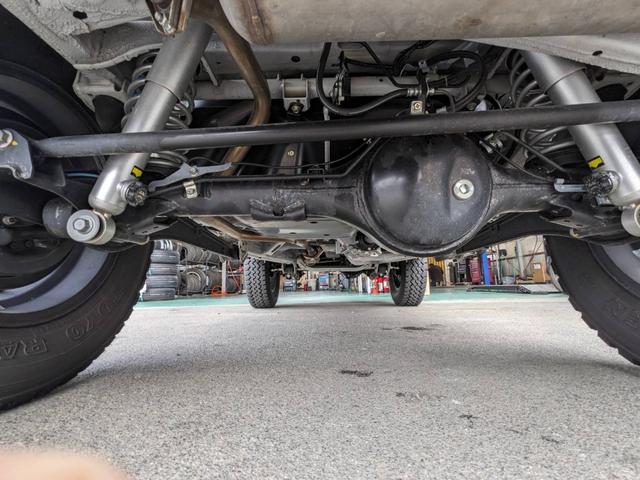 ジムニー ＸＣ　４ＷＤ　５ＭＴ　リフトアップ　衝突軽減ブレーキ　シートヒーター　レーン逸脱警報　クルーズコントロール　ＥＴＣ　ＬＥＤヘッドライト　ヘッドライトウォッシャー　背面タイヤ　アイドリングストップ　新車保証書　革巻ハンドル　社外１６ＡＷ　ターボ（31枚目）