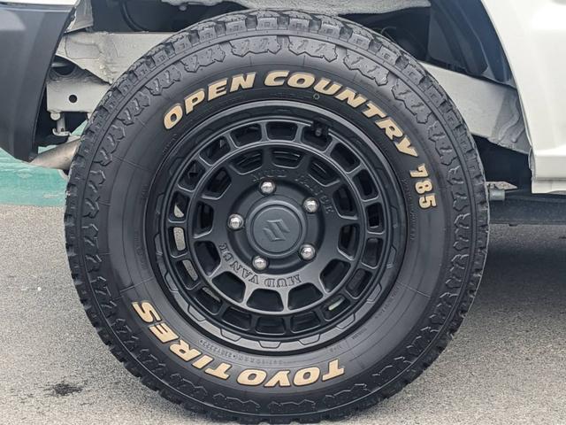 ジムニー ＸＣ　４ＷＤ　５ＭＴ　リフトアップ　衝突軽減ブレーキ　シートヒーター　レーン逸脱警報　クルーズコントロール　ＥＴＣ　ＬＥＤヘッドライト　ヘッドライトウォッシャー　背面タイヤ　アイドリングストップ　新車保証書　革巻ハンドル　社外１６ＡＷ　ターボ（33枚目）