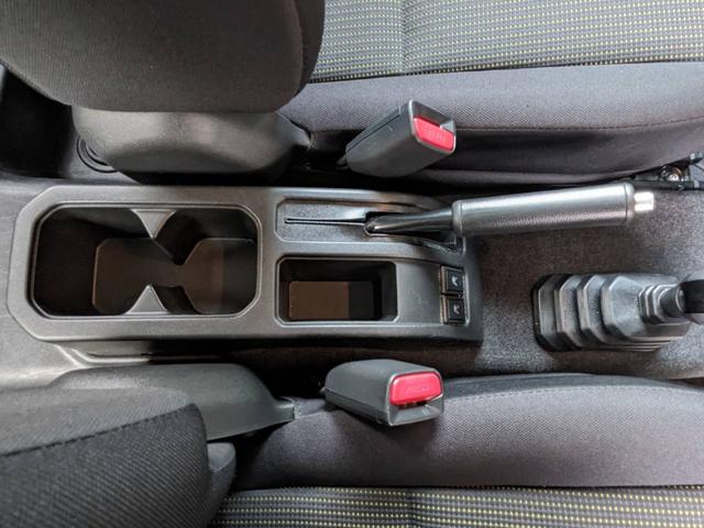 ジムニー ＸＣ　４ＷＤ　５ＭＴ　リフトアップ　衝突軽減ブレーキ　シートヒーター　レーン逸脱警報　クルーズコントロール　ＥＴＣ　ＬＥＤヘッドライト　ヘッドライトウォッシャー　背面タイヤ　アイドリングストップ　新車保証書　革巻ハンドル　社外１６ＡＷ　ターボ（48枚目）