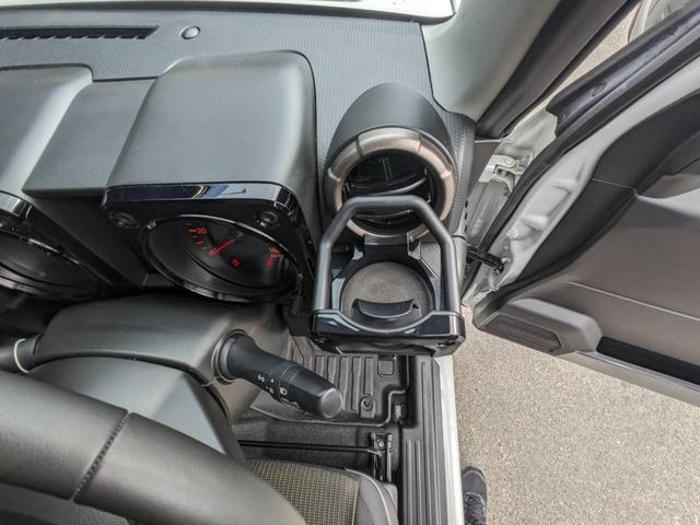 ジムニー ＸＣ　４ＷＤ　５ＭＴ　リフトアップ　衝突軽減ブレーキ　シートヒーター　レーン逸脱警報　クルーズコントロール　ＥＴＣ　ＬＥＤヘッドライト　ヘッドライトウォッシャー　背面タイヤ　アイドリングストップ　新車保証書　革巻ハンドル　社外１６ＡＷ　ターボ（54枚目）