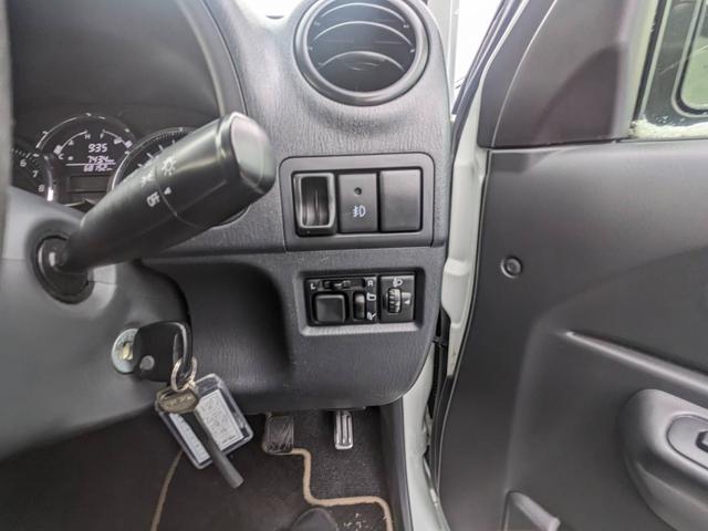 ジムニー ランドベンチャー　４ＷＤ　１０型５ＭＴ　ＳＤナビ　Ｂｌｕｅｔｏｏｔｈ　フルセグ　シートヒーター　ＬＥＤヘッドライト　ミラー型ドラレコ　ＥＴＣ　マッドガード　フォグライト　キーレス　電格ミラー　ドアバイザー　純正１６ＡＷ　背面タイヤカバー　革巻ハンドル（3枚目）