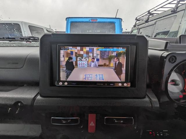 ジムニー ＸＣ　４ＷＤ　ＳＤナビ　衝突軽減ブレーキ　フルセグＴＶ　Ｂｌｕｅｔｏｏｔｈ　ドラレコ　クルーズコントロール　レーン逸脱警報　シートヒータ　ＥＴＣ　ターボ　ＵＳＢ入力　社外レーダー　マッドガード　ヒッチメンバー　社外１６ＡＷ　ＬＥＤヘッドライト　オートライト（2枚目）