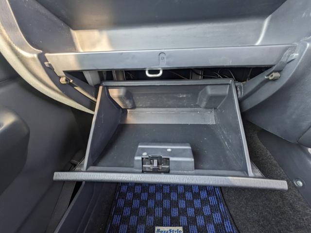 ������Ȃ̃O���[�u�{�b�N�X�ł����Ԍ��؃P�[�X��A�����g�������ނ̎��[�ɕ֗��ł��ˁI�B���ɂ����ۂɐ悸�̓X�^�b�t���P�O�O���ڈȏ�̓��Ƀ`�F�b�N�������K����N���A�[�����ԗ��݂̂�W�����Ă���܂��@��