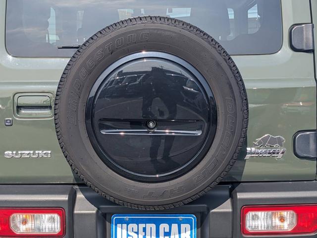 ジムニー XC 4WD 5MT SDナビ 衝突軽減ブレーキ Bluetooth フルセグTV ドラレコ ルーフキャリア ETC クルーズコントロール レーン逸脱警報 シートヒーター LEDヘッドライト リアマッドフラップ オートライト ターボ 背面タイヤカバー(41枚目)