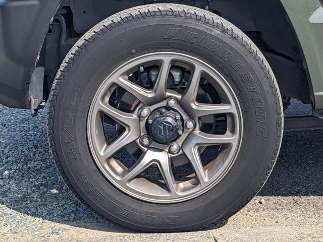ジムニー XC 4WD 5MT SDナビ 衝突軽減ブレーキ Bluetooth フルセグTV ドラレコ ルーフキャリア ETC クルーズコントロール レーン逸脱警報 シートヒーター LEDヘッドライト リアマッドフラップ オートライト ターボ 背面タイヤカバー(50枚目)