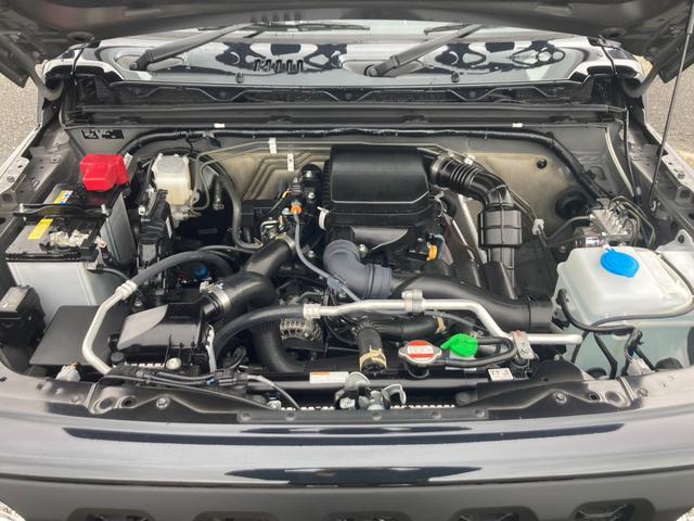 ジムニー ＸＣ　４ＷＤ　ＡＴ　届出済未使用車　衝突軽減ブレーキ　シートヒーター　コーナーセンサー　レーン逸脱警報　誤発進抑制装置　純正１６ＡＷ　革巻ハンドル　スマートキー　ターボ　クルコン　オートハイビーム　ＬＥＤヘッドライト　フォグライト　背面タイヤ　電格ミラー（5枚目）