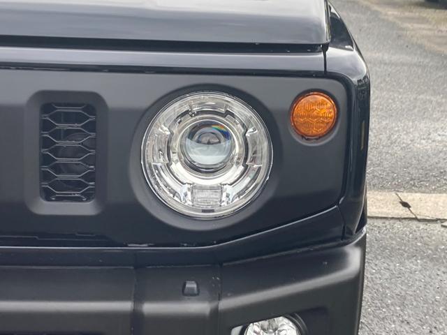 ジムニー ＸＣ　４ＷＤ　ＡＴ　届出済未使用車　衝突軽減ブレーキ　シートヒーター　コーナーセンサー　レーン逸脱警報　誤発進抑制装置　純正１６ＡＷ　革巻ハンドル　スマートキー　ターボ　クルコン　オートハイビーム　ＬＥＤヘッドライト　フォグライト　背面タイヤ　電格ミラー（12枚目）