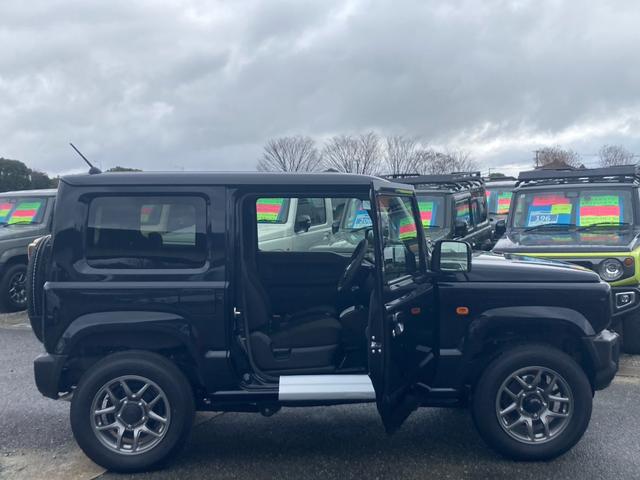 ジムニー ＸＣ　４ＷＤ　ＡＴ　届出済未使用車　衝突軽減ブレーキ　シートヒーター　コーナーセンサー　レーン逸脱警報　誤発進抑制装置　純正１６ＡＷ　革巻ハンドル　スマートキー　ターボ　クルコン　オートハイビーム　ＬＥＤヘッドライト　フォグライト　背面タイヤ　電格ミラー（20枚目）